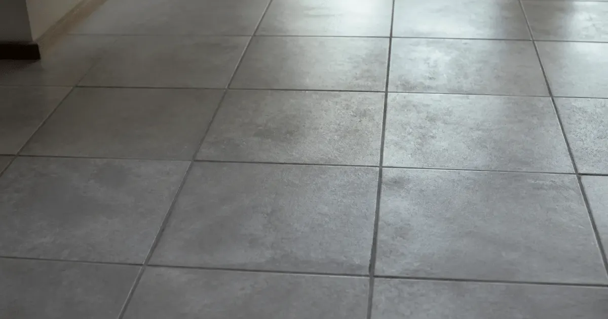 Carreaux poses directement sur beton gris sans couche intermediaire
