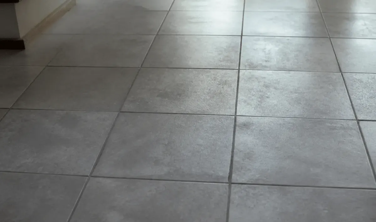 Carreaux poses directement sur beton gris sans couche intermediaire