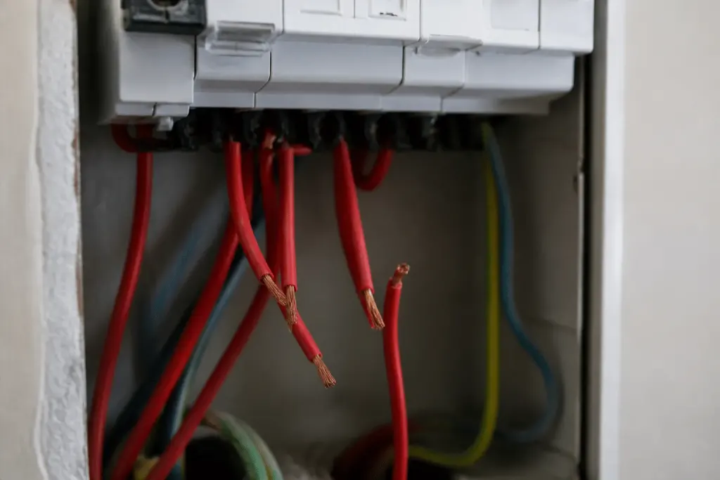 Fils électriques rouges séparés dans panneau disjoncteur