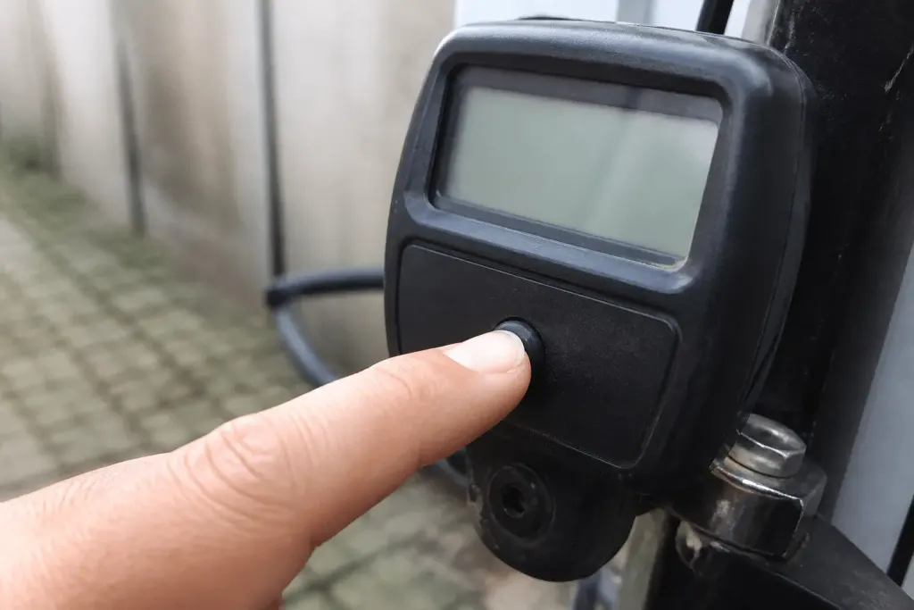 Doigt appuyant sur bouton reset d'afficheur numerique