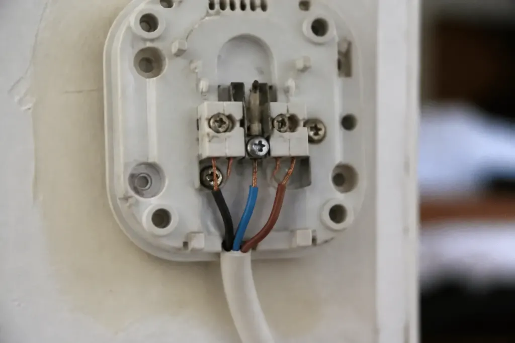 Fils denudes connectes aux bornes du thermostat electrique
