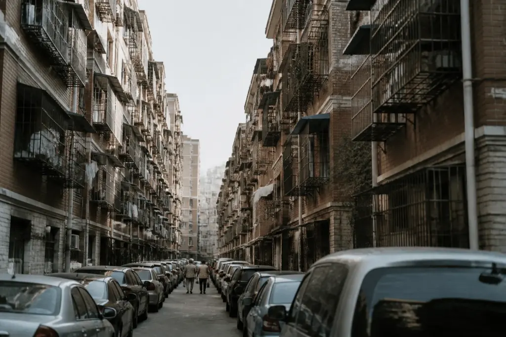 Immeubles residentiels serres avec rues etroites bondees