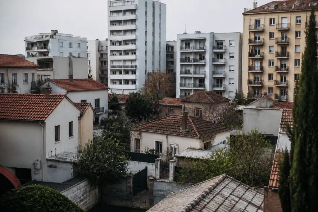 Immeubles collectifs et maisons individuelles densément construites en quartier urbain