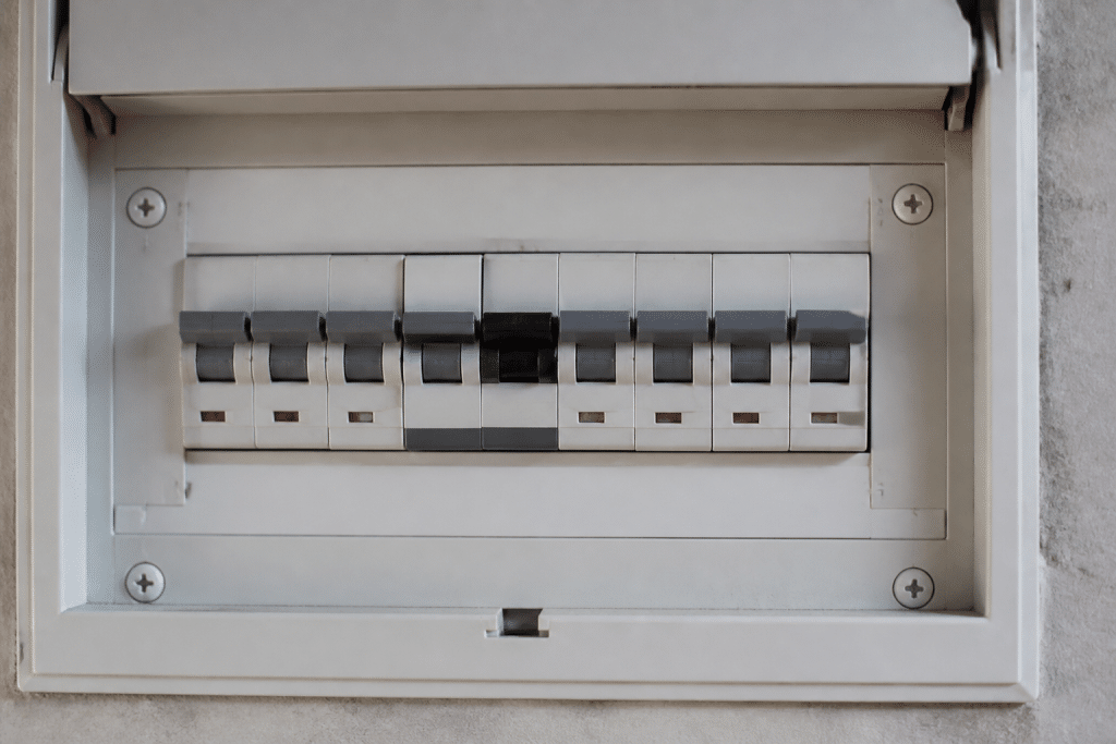 Disjoncteur électrique avec chiffres ampères et watts affichés