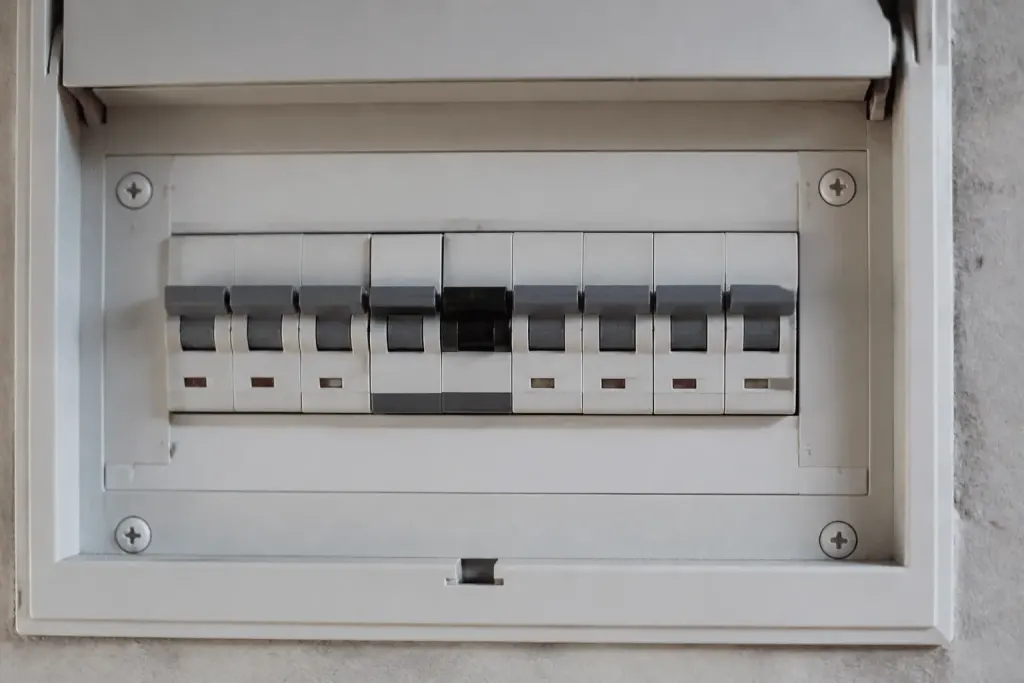 Disjoncteur électrique avec chiffres ampères et watts affichés