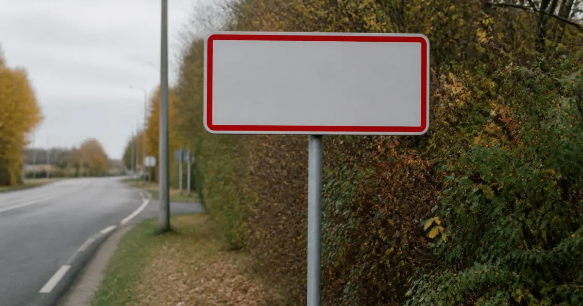 Panneau d'entrée ville affichant population totale habitants