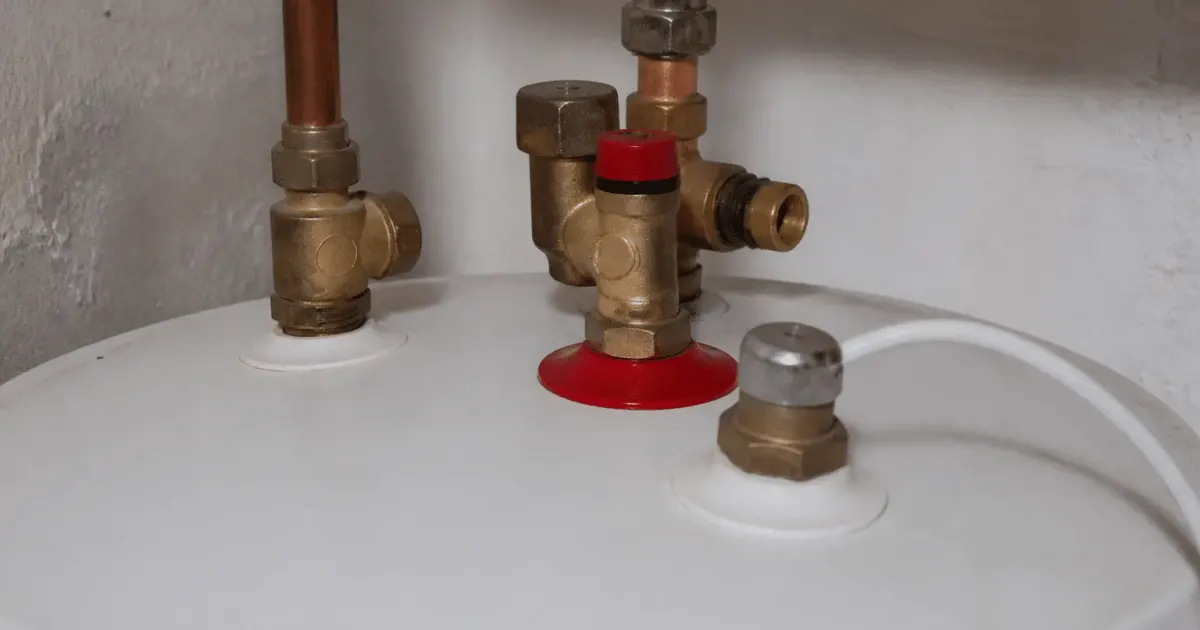Composants metalliques assembles sur reservoir eau chaude