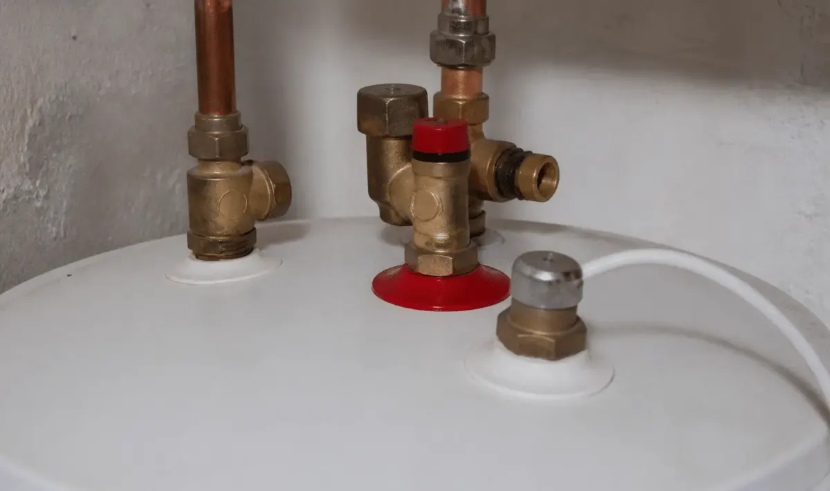 Composants metalliques assembles sur reservoir eau chaude