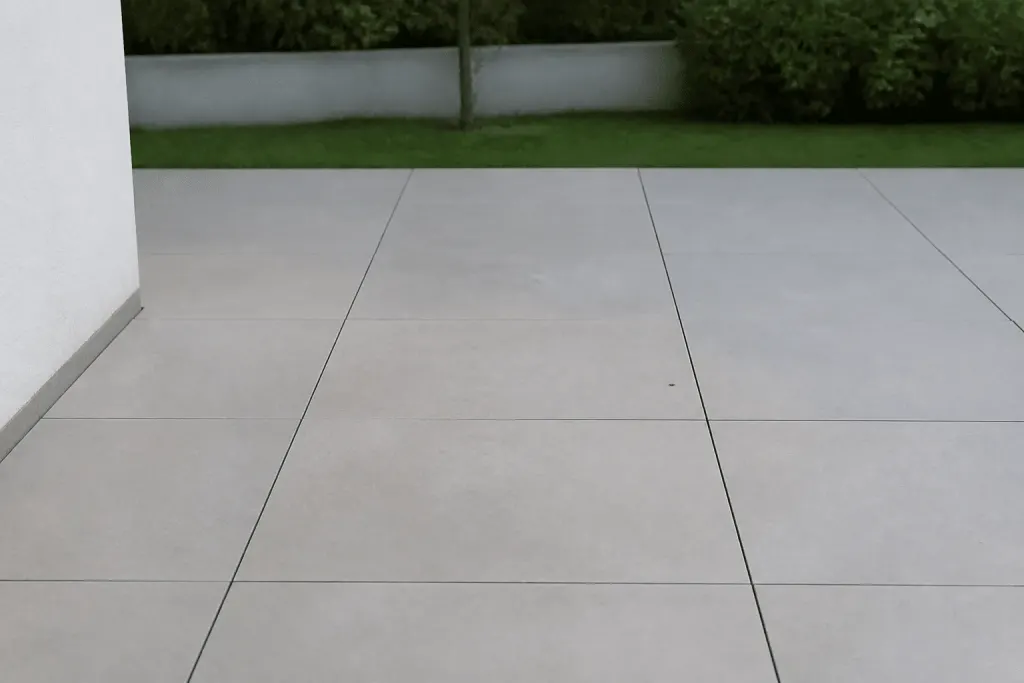 Carrelage extérieur avec joints de dilatation espacés régulièrement