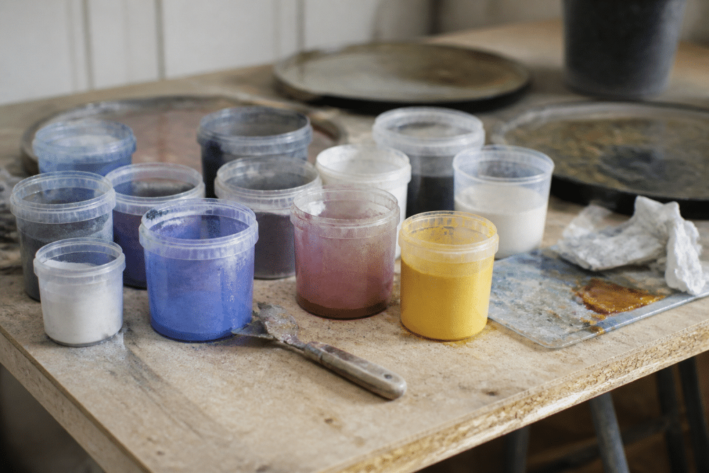 Outils de chantier avec pots de résine et pigments colorés