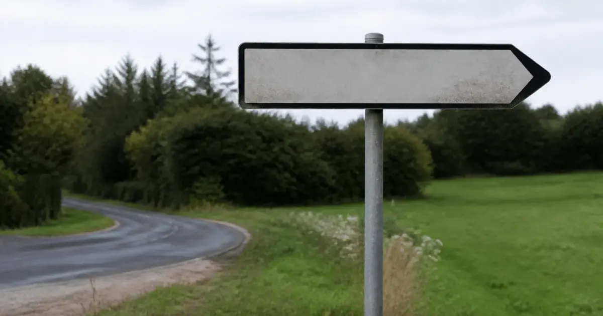 Panneau directionnel affichant nom ville avec chiffres population dessous