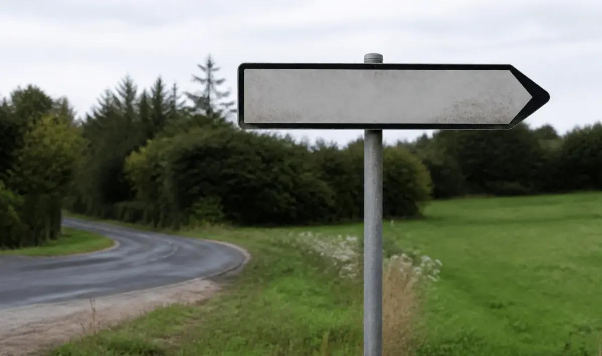 Panneau directionnel affichant nom ville avec chiffres population dessous