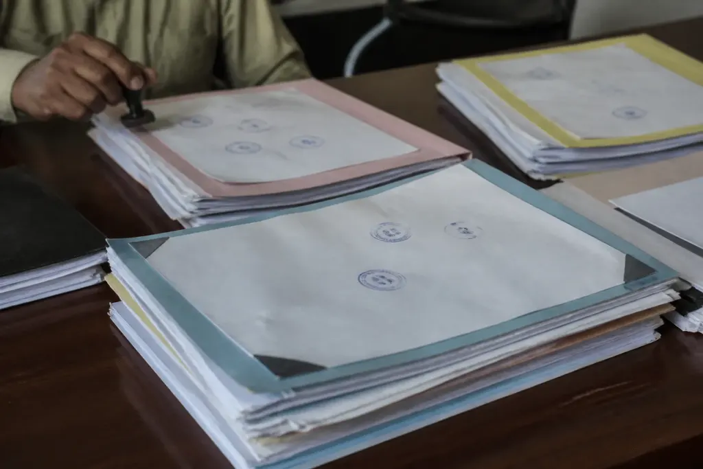 Documents officiels avec tampons et signatures sur bureau administratif