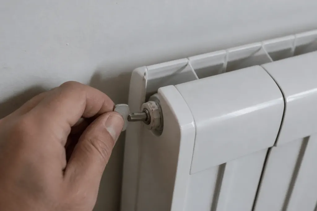 Main ouvrant robinet purge radiateur avec cle adaptee