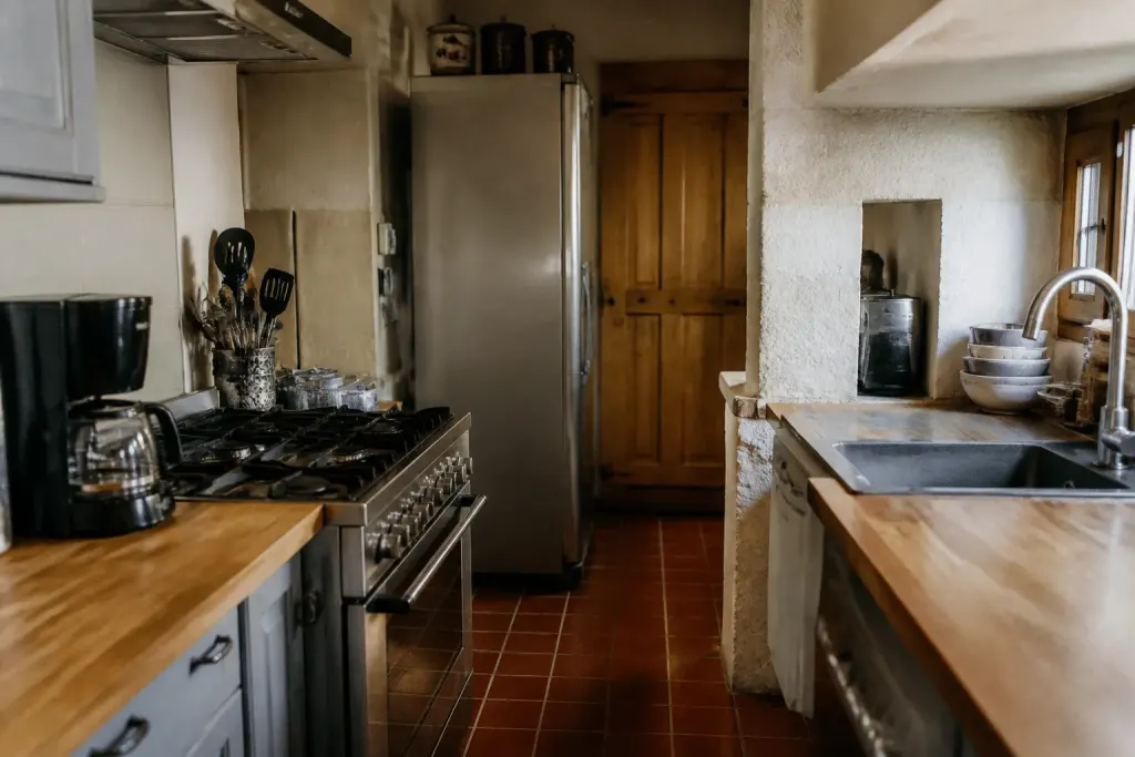 Cuisine equipee et electromenager dans maison ancienne evaluee
