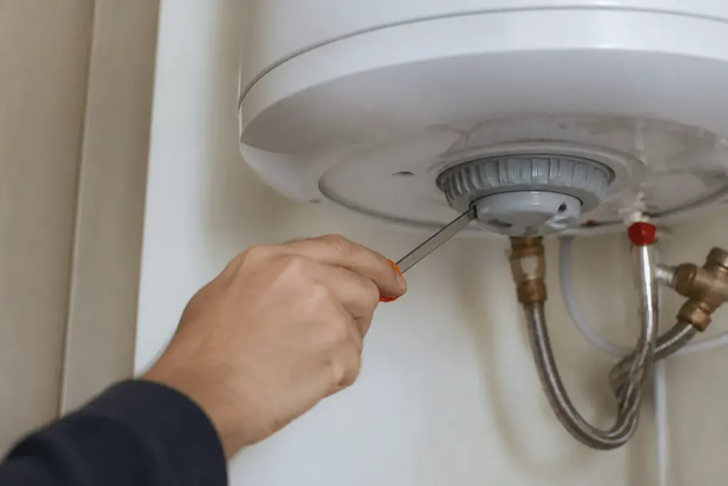 Main reglant thermostat chauffe-eau avec tournevis plat
