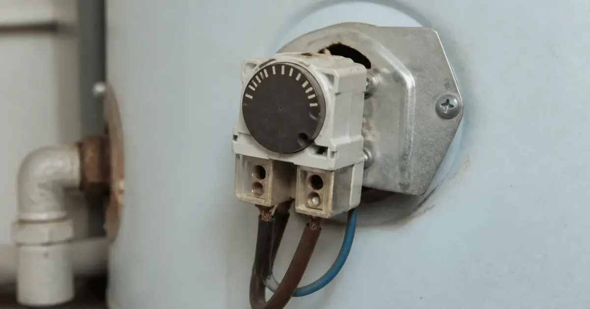Thermostat eau chaude avec deux bornes connecteurs A B visibles
