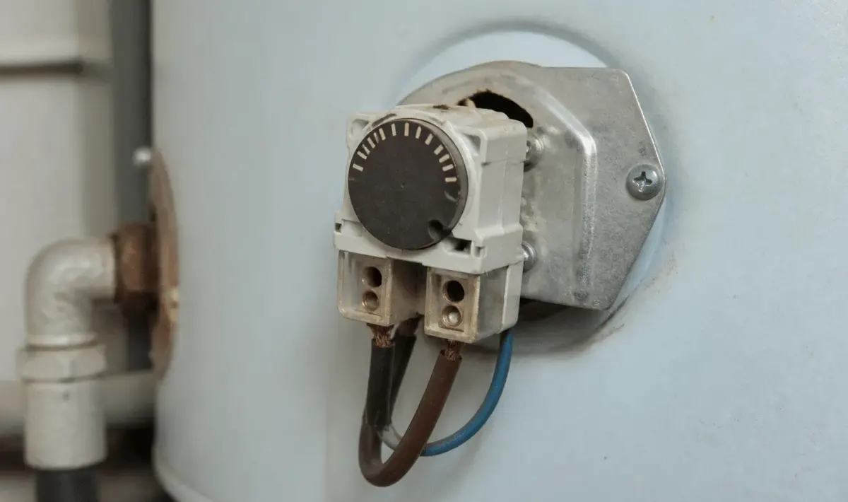 Thermostat eau chaude avec deux bornes connecteurs A B visibles