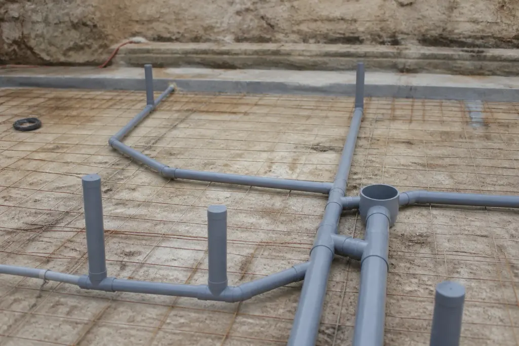 Tuyaux PVC installes sous dalle beton avant coulage