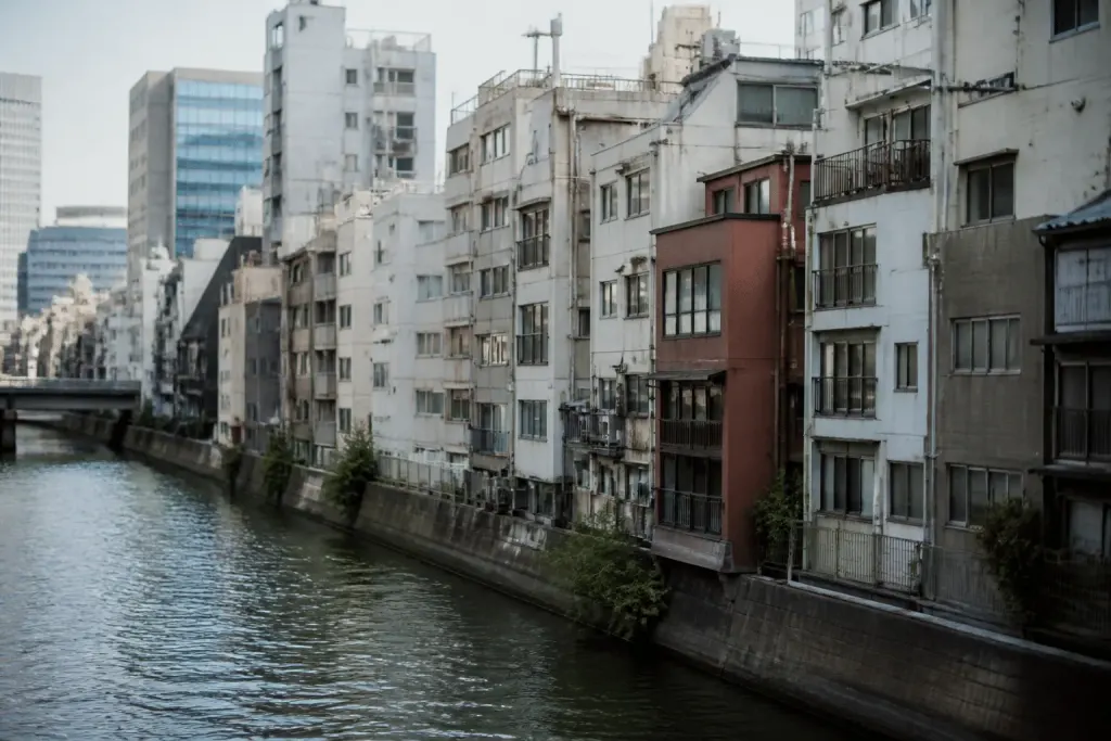Immeubles denses le long d'une riviere urbaine