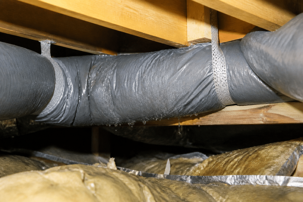 Tuyauterie VMC installée sous charpente avec condensation