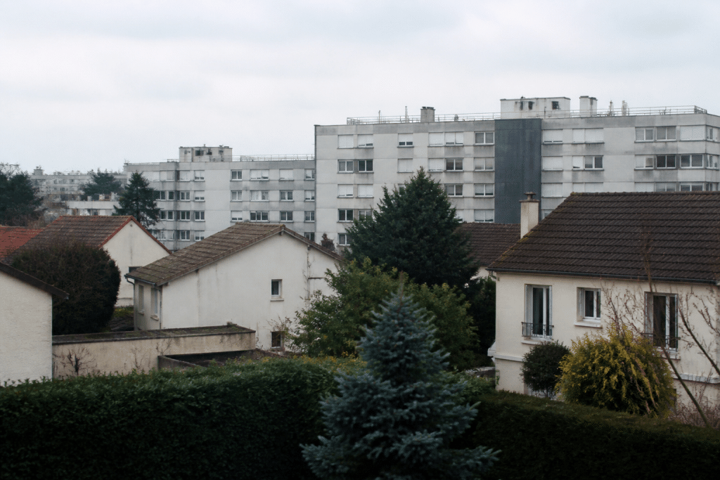Immeubles collectifs gris et maisons pavillonnaires banlieue parisienne
