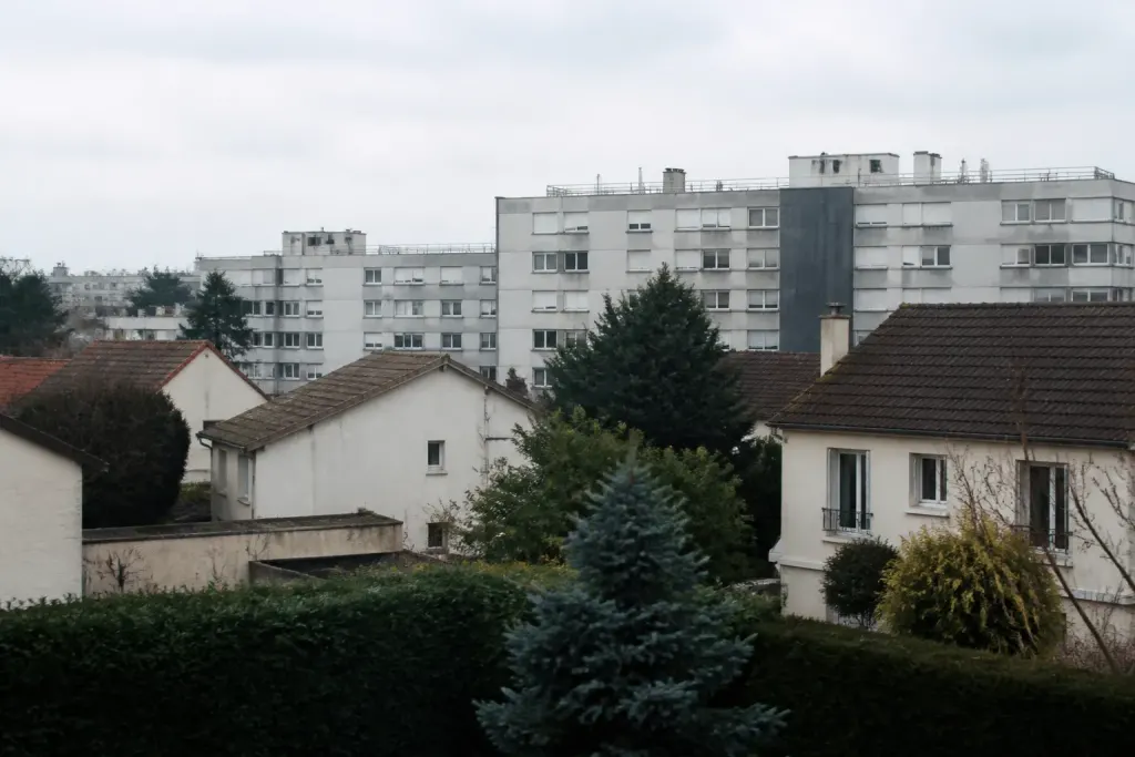 Immeubles collectifs gris et maisons pavillonnaires banlieue parisienne
