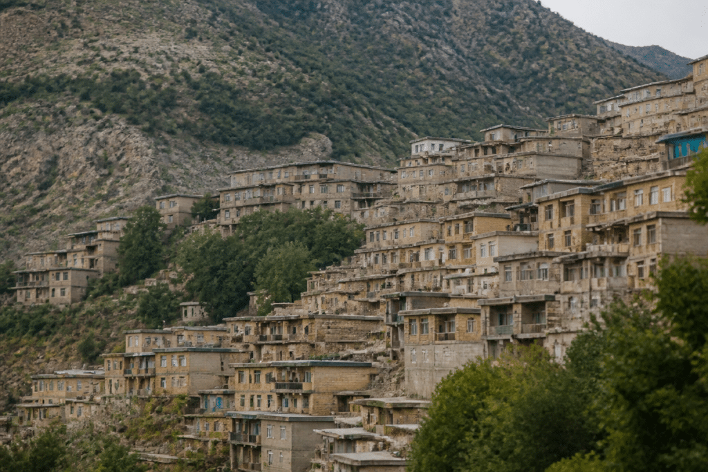 Maisons densément construites autour villages montagneux.