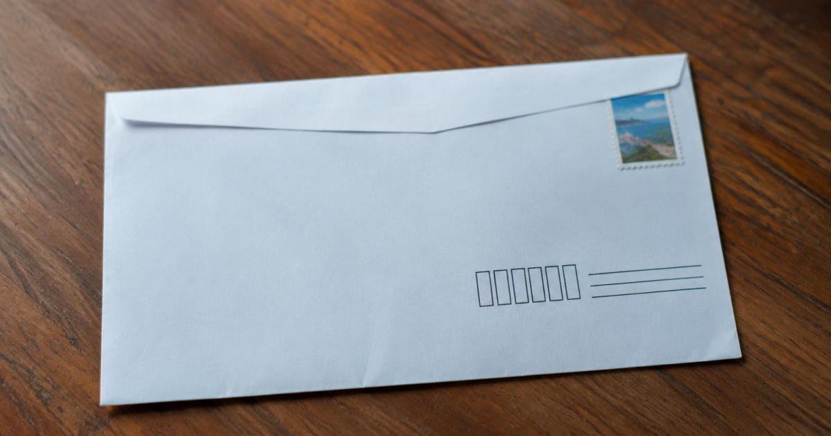 Enveloppe blanche affichant les chiffres postaux noirs