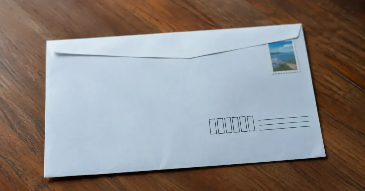 Enveloppe blanche affichant les chiffres postaux noirs
