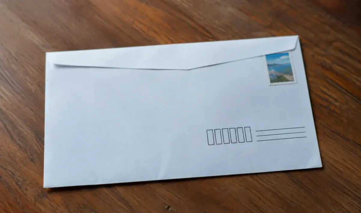 Enveloppe blanche affichant les chiffres postaux noirs