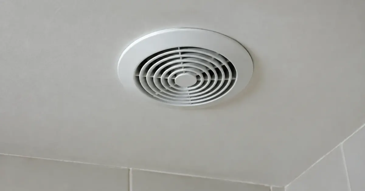 Grille extraction circulaire blanche plafond salle bain