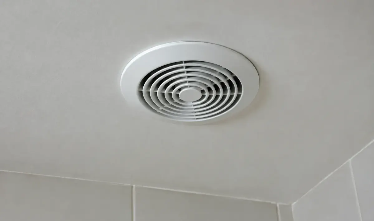 Grille extraction circulaire blanche plafond salle bain