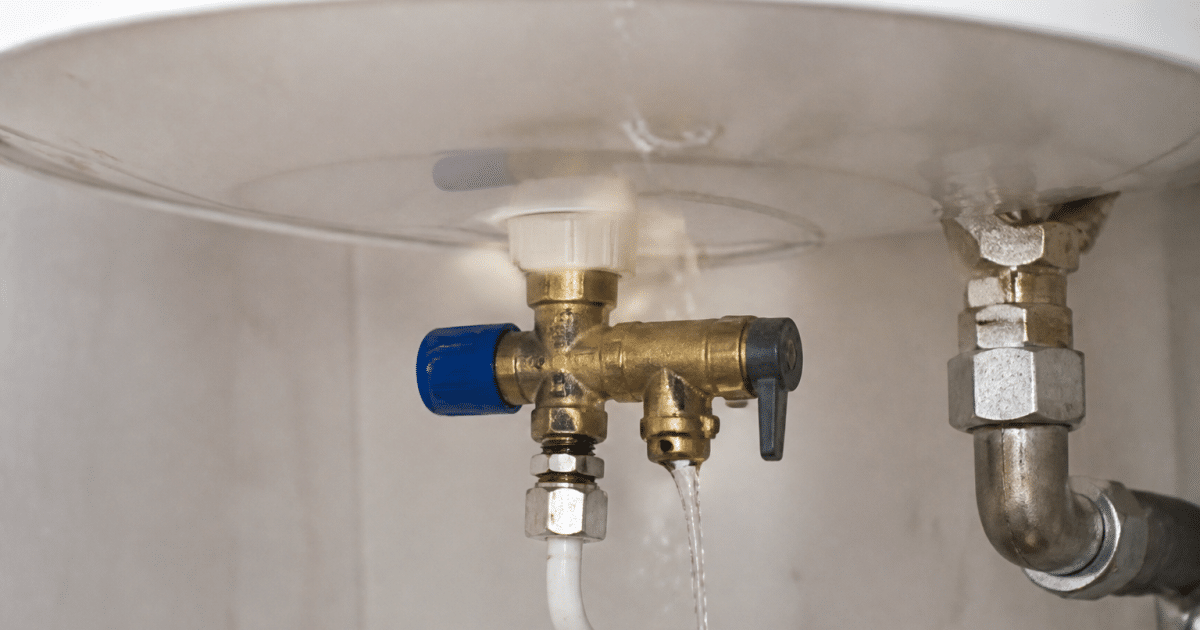 Groupe securite chauffe eau avec fuite d eau visible