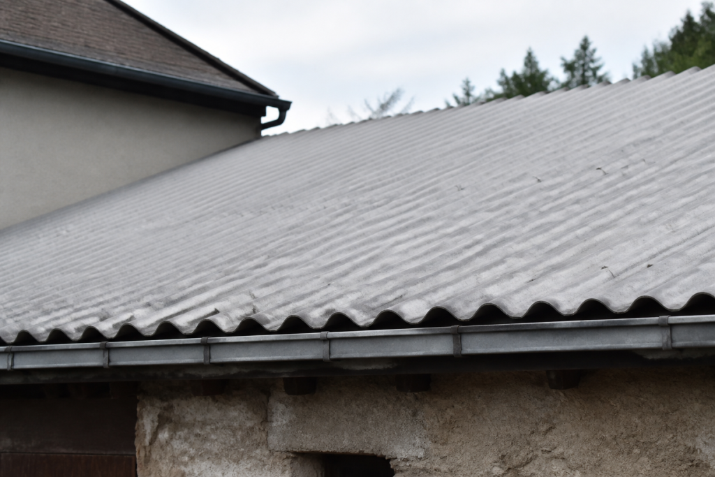 Plaques fibrociment gris clair installees sur toiture