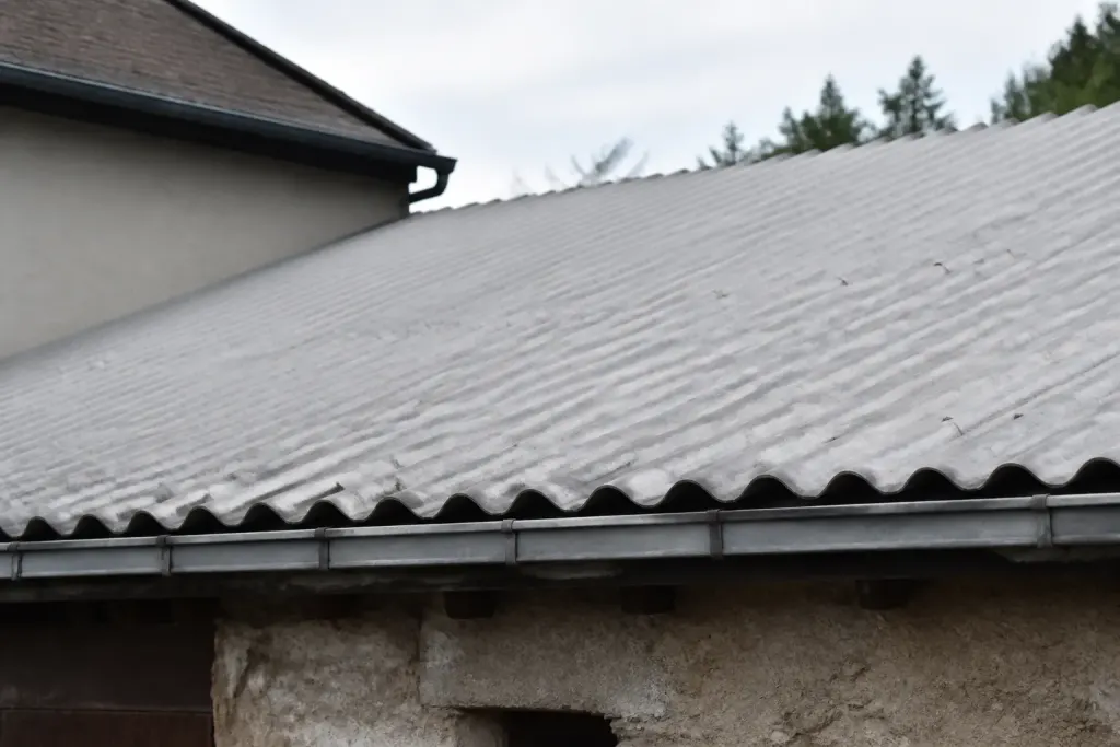 Plaques fibrociment gris clair installees sur toiture