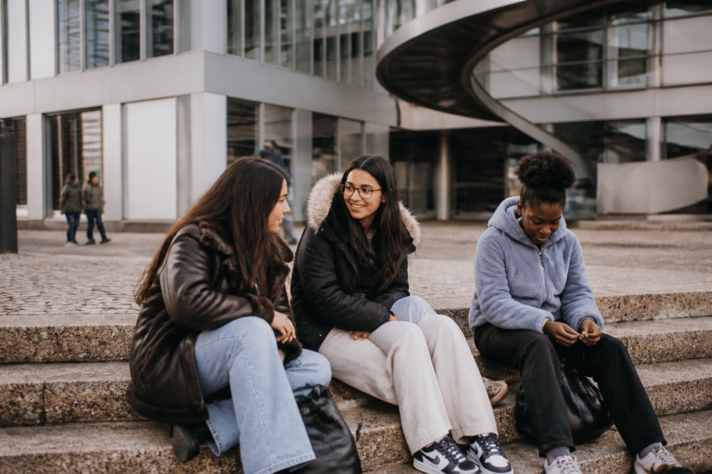 Etudiants assis pres batiments universitaires modernes Pontoise