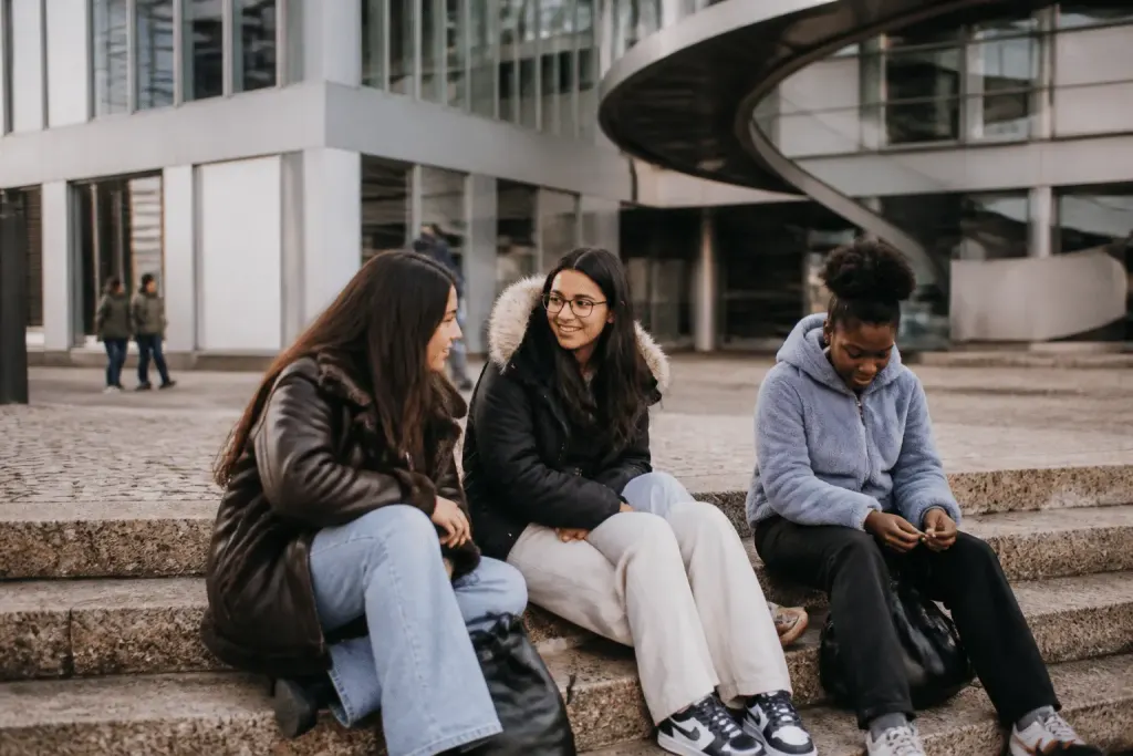 Etudiants assis pres batiments universitaires modernes Pontoise