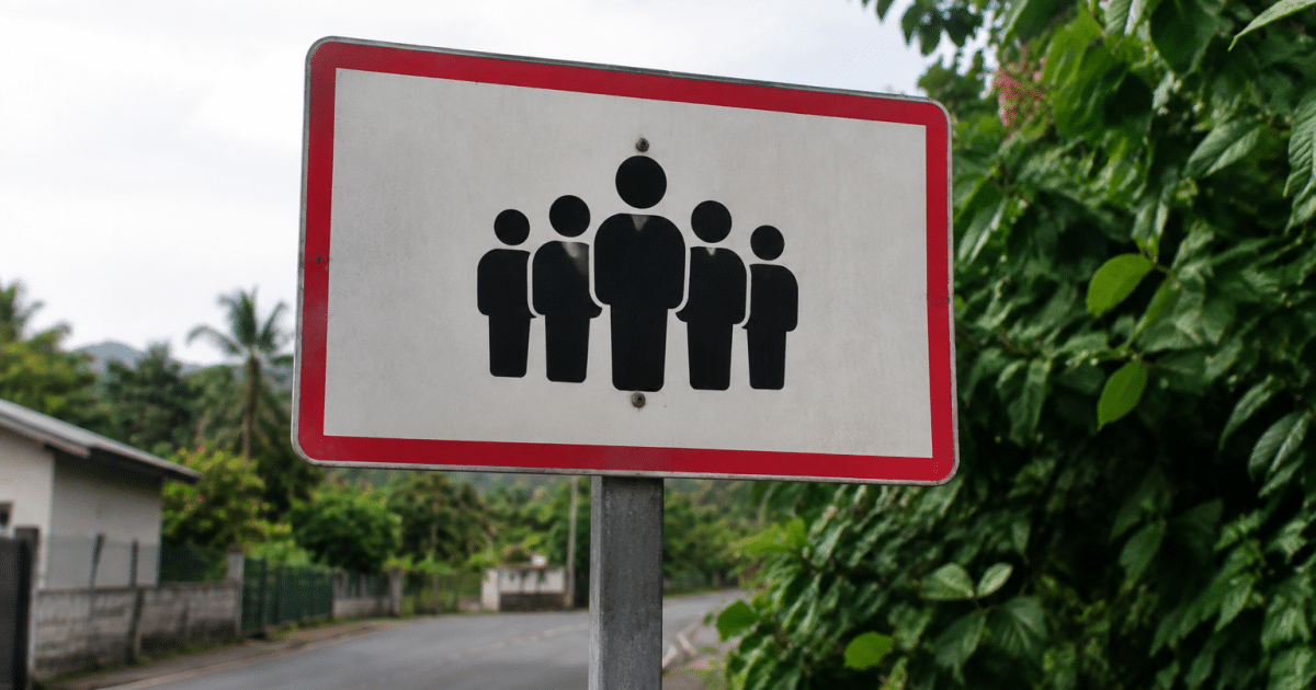 Panneau indicateur affichant la population totale de Dembeni en chiffres noirs