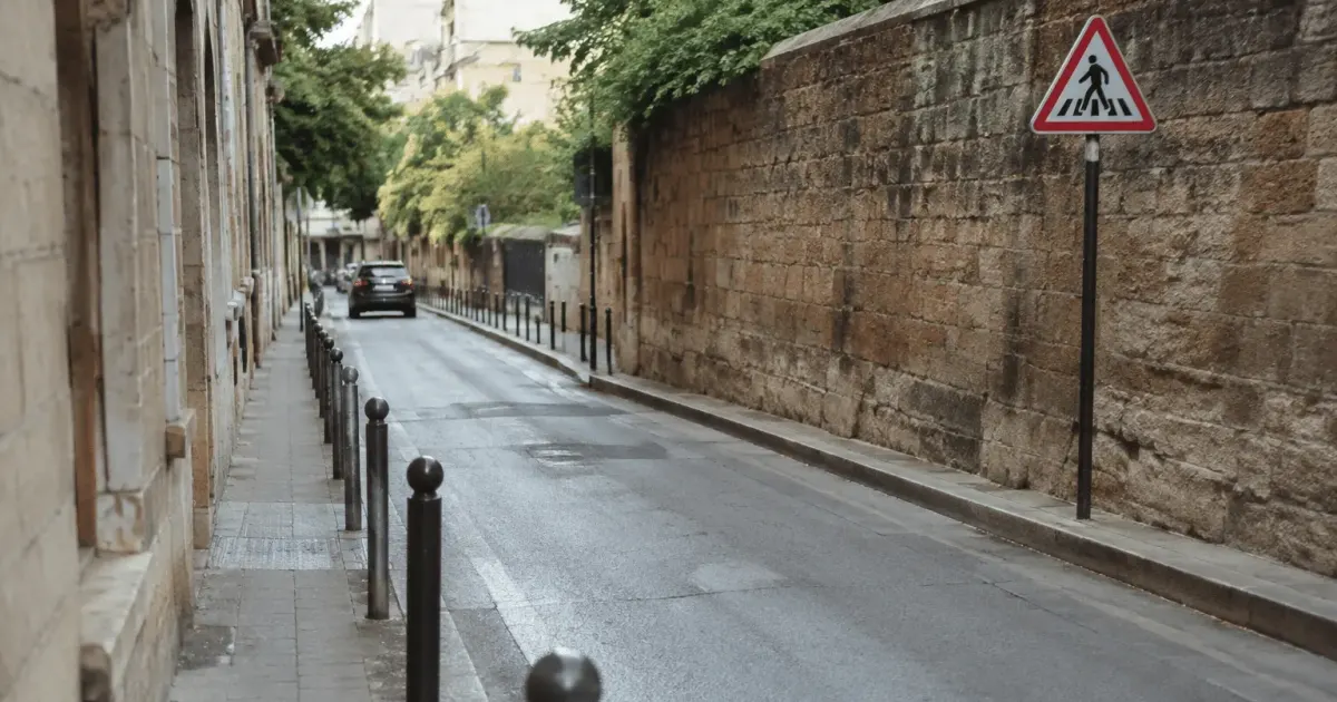 rue urbaine delimitee avec signalisation d'avertissement visible