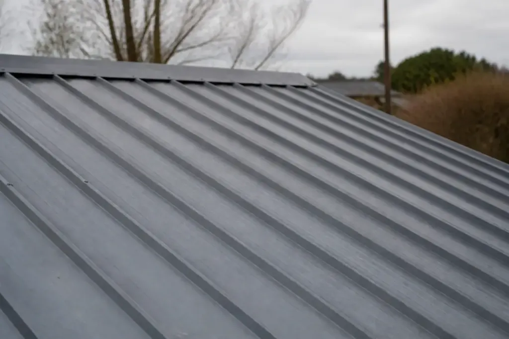 Longs bacs acier gris sur toiture inclinee