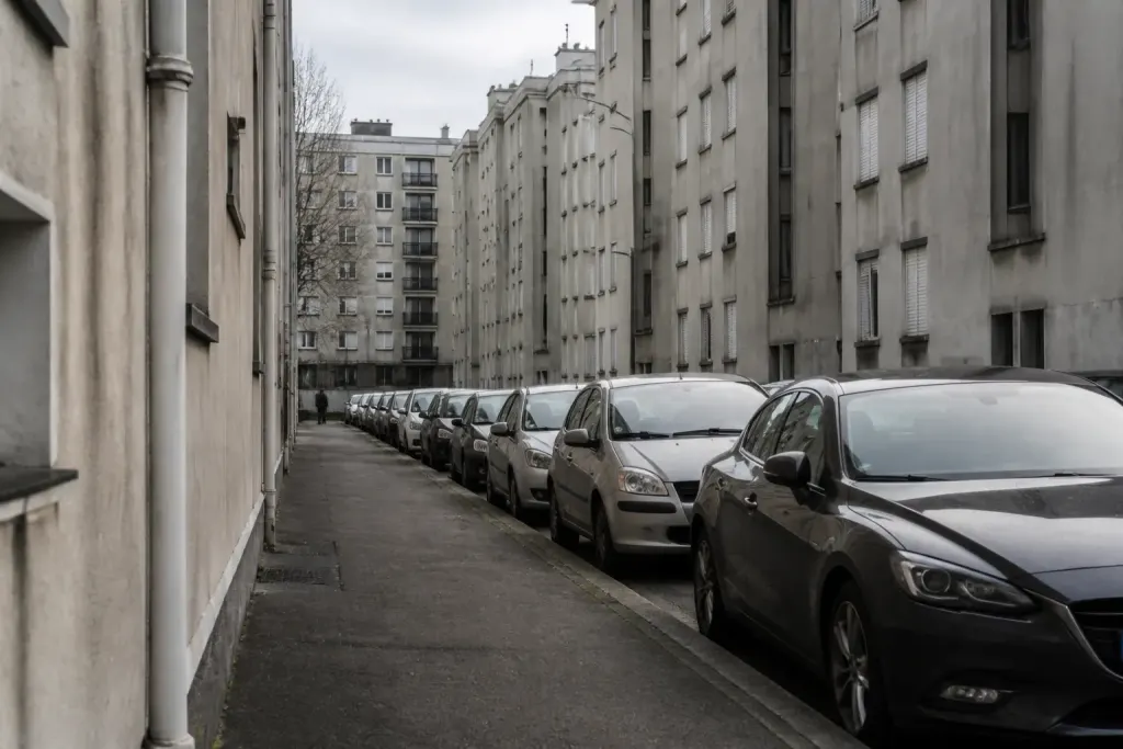 Batiments collectifs gris et rues dans une zone urbaine