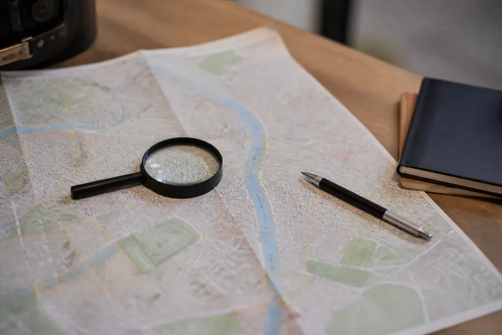Carte papier urbaine avec loupe et stylo