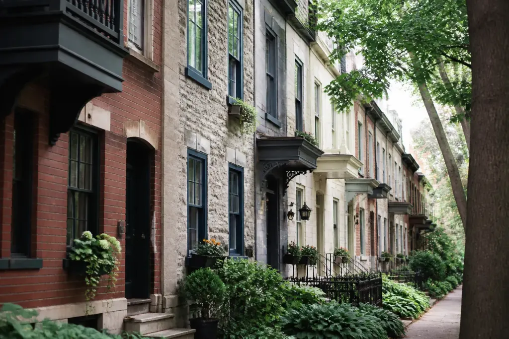 Facades de maisons dans quartiers typiques avec arbres