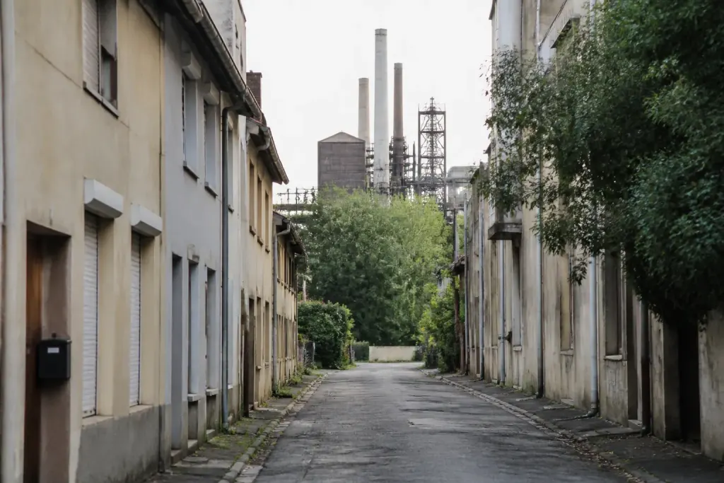 Facades residentielles anciennes et usines industrielles historiques