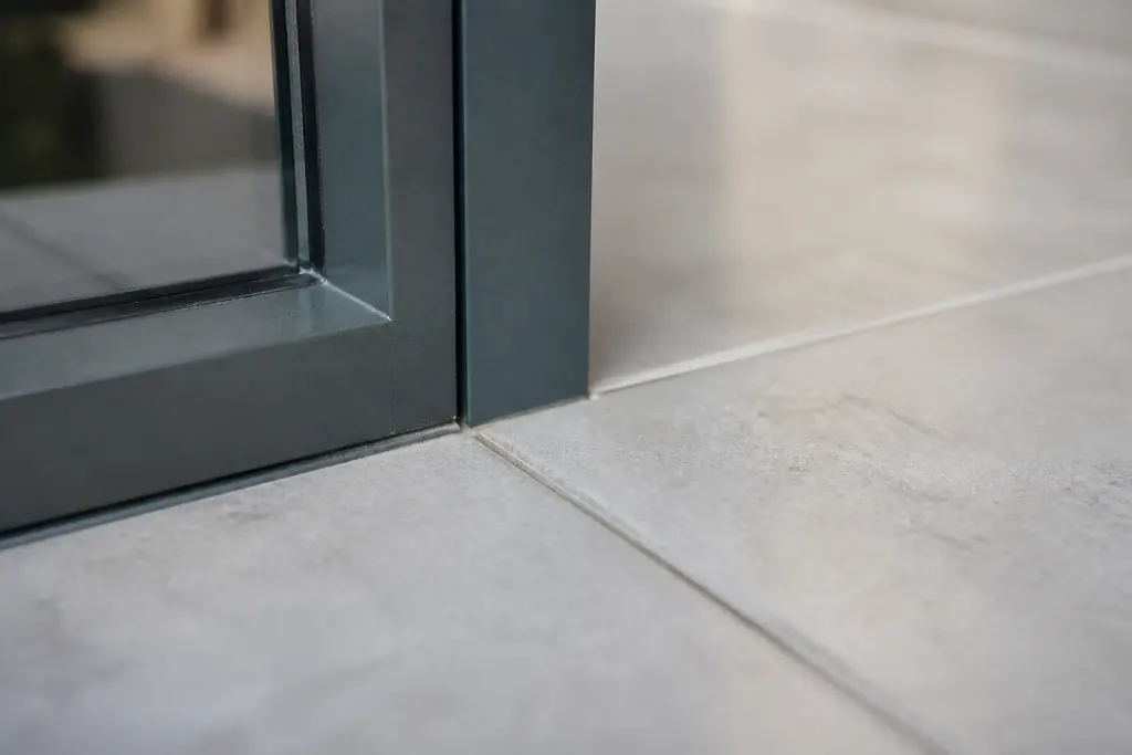 Joint etanche entre cadre metal et carrelage