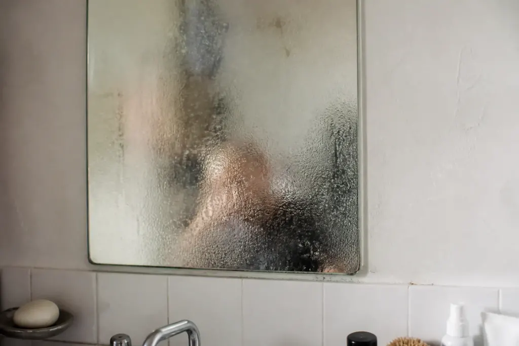 Miroir embue dans une salle de bain
