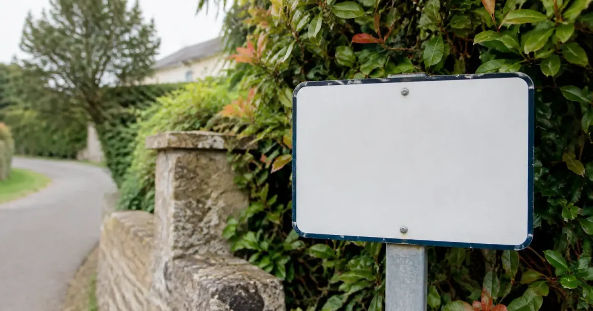 Plaque blanche affichant chiffres localisation quartier village