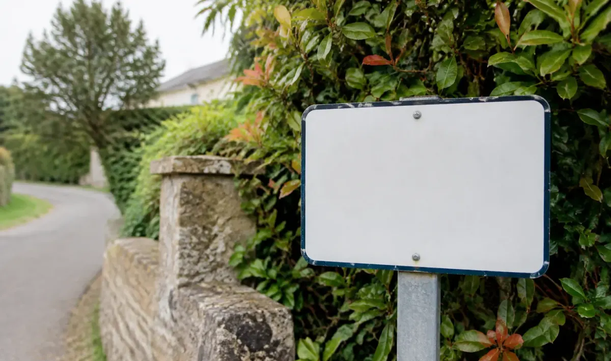 Plaque blanche affichant chiffres localisation quartier village