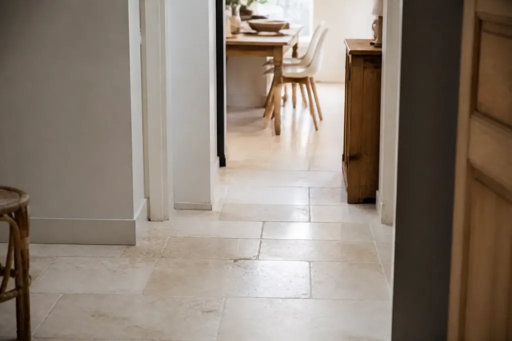 Sol beige clair parcourant entree vers salle manger